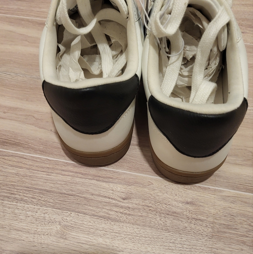 Universal Thread Sneakers - Picture 4 of 8